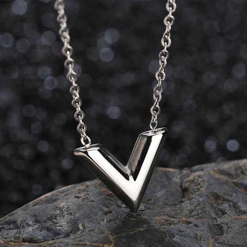 Luxury V Lettered ´𝓥𝓪𝓻𝓲𝓮´ Necklace - Pretty Little Presents