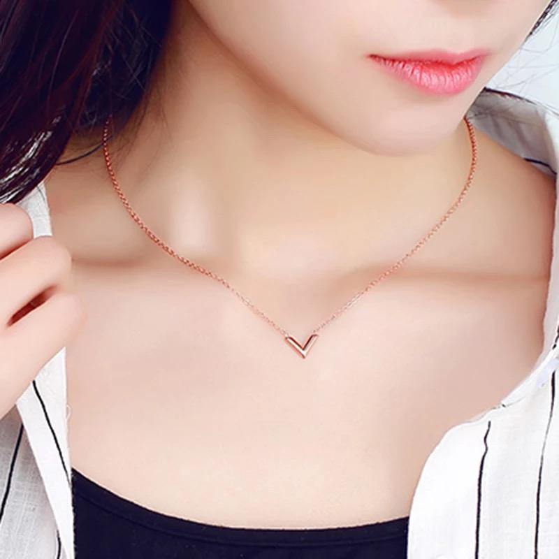Luxury V Lettered ´𝓥𝓪𝓻𝓲𝓮´ Necklace - Pretty Little Presents