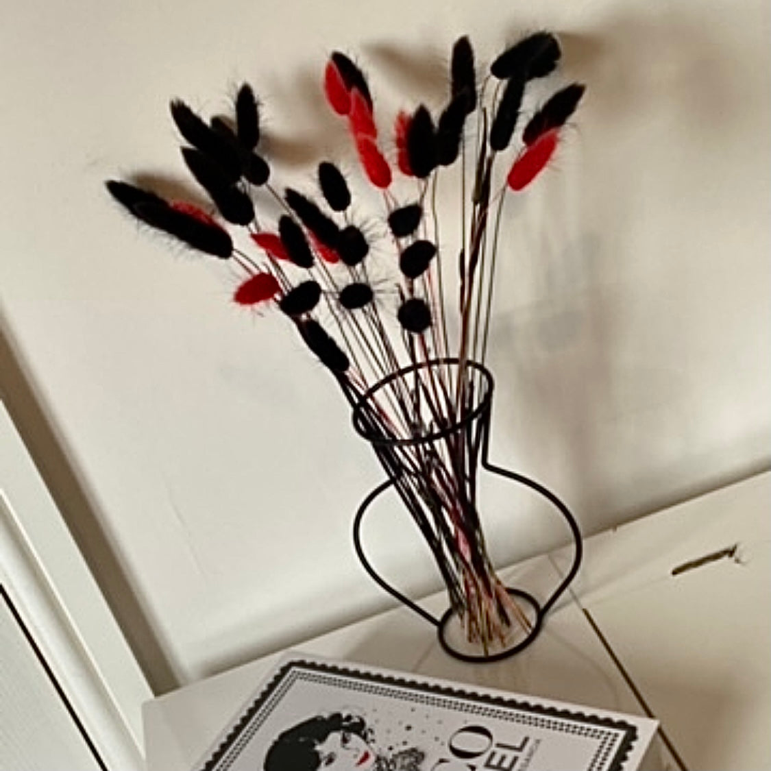 Modern Iron Silhouette โ ๐ฅ๐ฒ๐ท๐ท๐ฒ๐ฎโ Vase