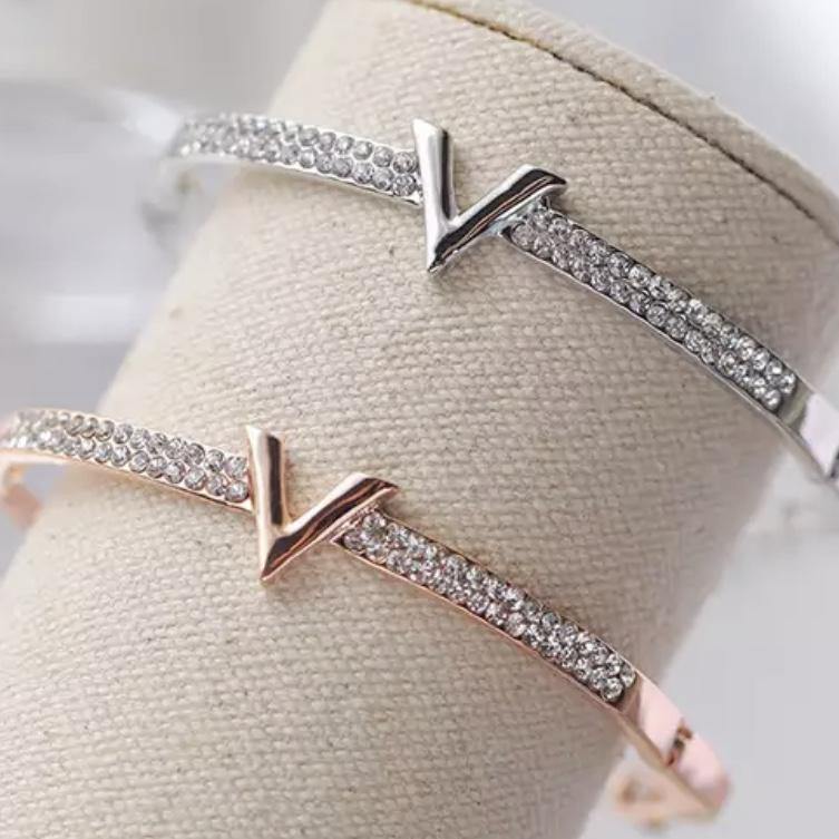 Luxury Lettered ´𝓥𝓪𝓻𝓲𝓮´ Cuff Bracelet - Pretty Little Presents