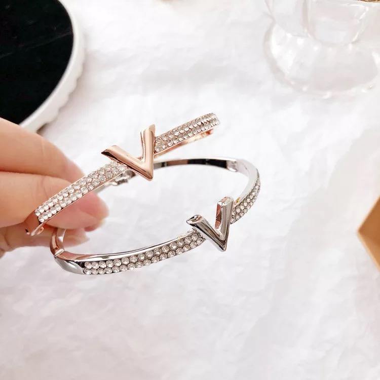 Luxury Lettered ´𝓥𝓪𝓻𝓲𝓮´ Cuff Bracelet - Pretty Little Presents