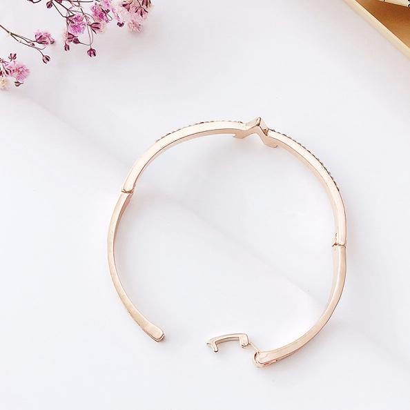 Luxury Lettered ´𝓥𝓪𝓻𝓲𝓮´ Cuff Bracelet - Pretty Little Presents