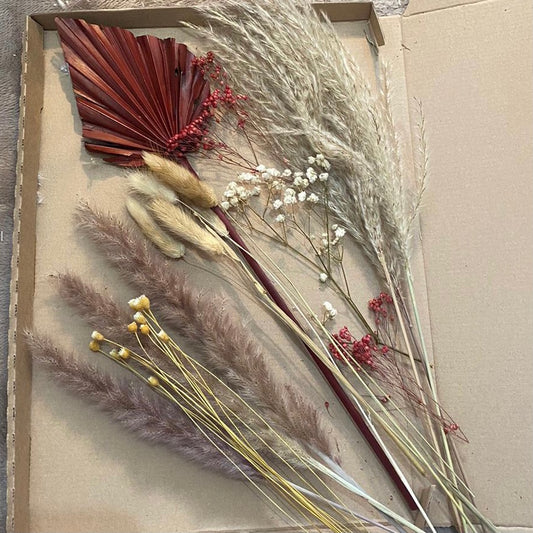 Letterbox Palm Spear & Pampas SELINA Bouquet