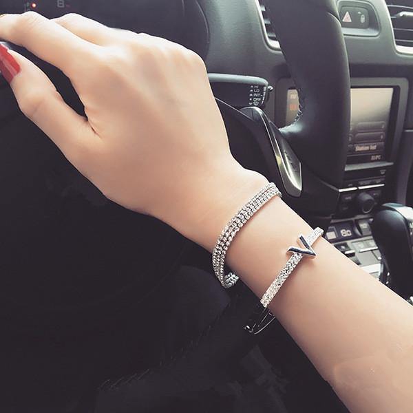 Luxury Lettered ´𝓥𝓪𝓻𝓲𝓮´ Cuff Bracelet - Pretty Little Presents