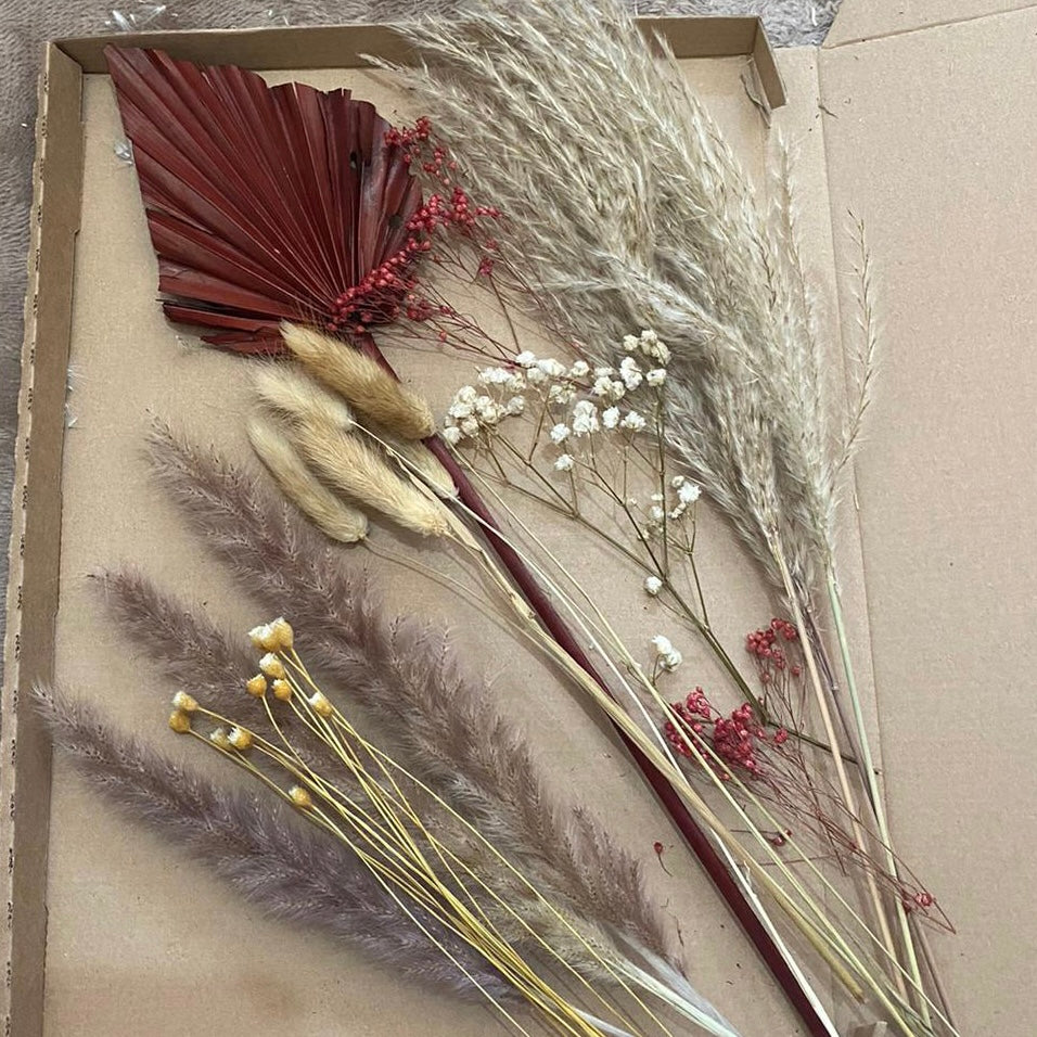 Letterbox Palm Spear & Pampas SELINA Bouquet