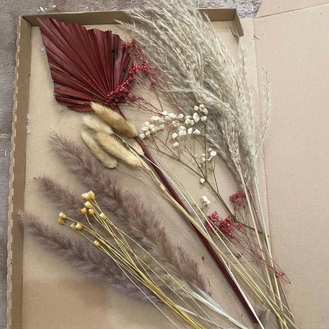 Letterbox Palm Spear & Pampas SELINA Bouquet