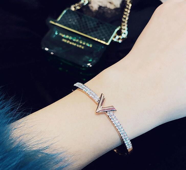 Luxury Lettered ´𝓥𝓪𝓻𝓲𝓮´ Cuff Bracelet - Pretty Little Presents